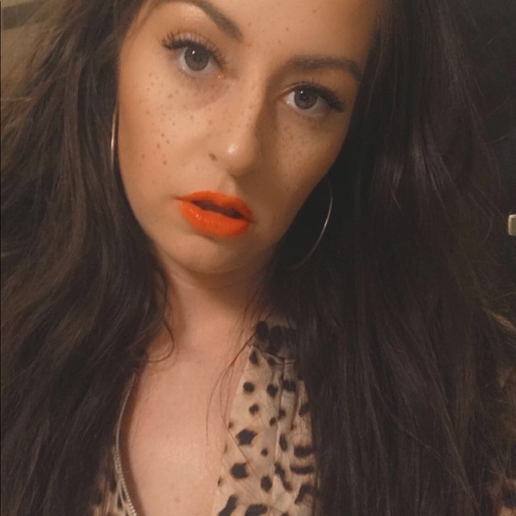 Meet your Posher, Caitlin - Picture 7 of 8